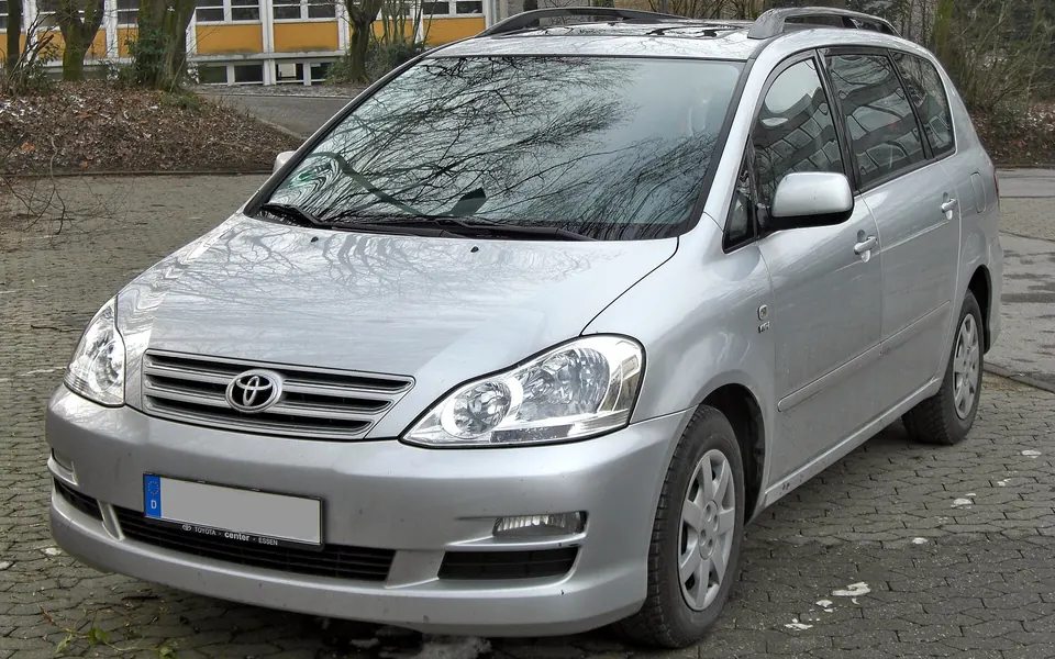Toyota Avensis Verso, fotografie reală a acestei generații